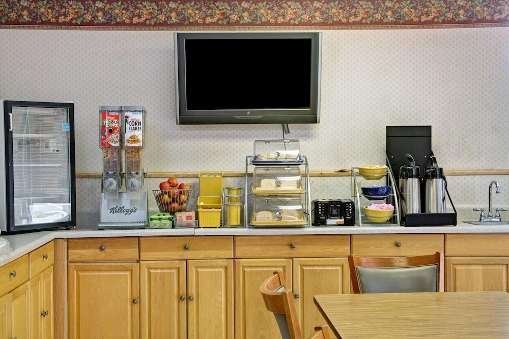 Days Inn & Suites By Wyndham Charleston Airport West North Charleston Eksteriør bilde