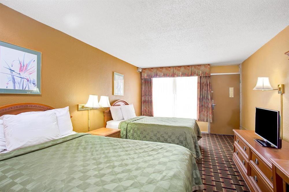 Days Inn & Suites By Wyndham Charleston Airport West North Charleston Eksteriør bilde