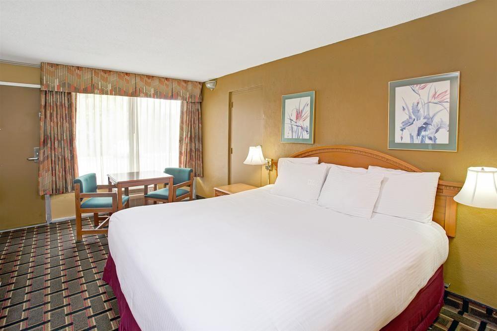 Days Inn & Suites By Wyndham Charleston Airport West North Charleston Eksteriør bilde
